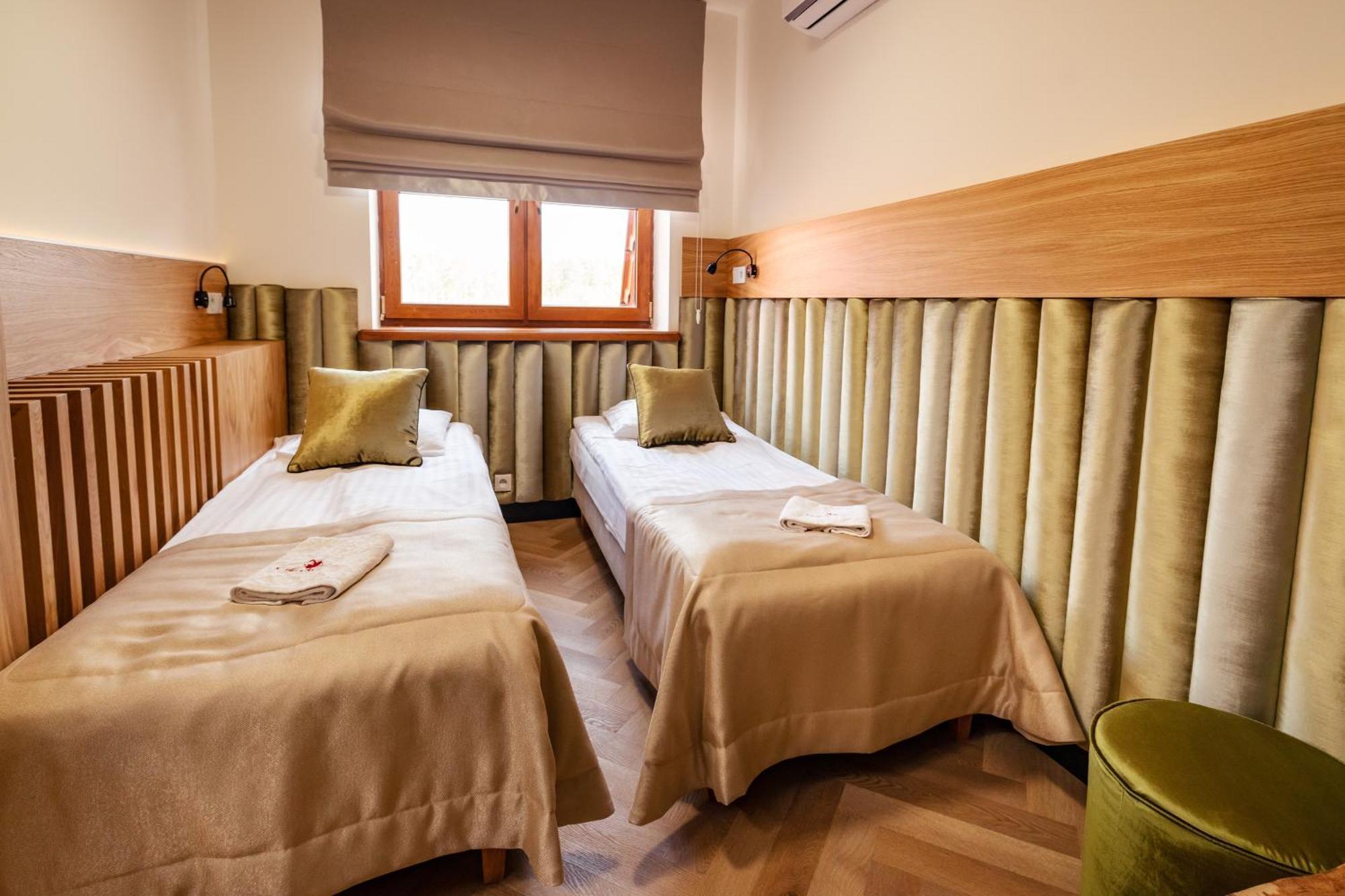 Hotel Dębowy Dwór Ruda Rozaniecka Exterior foto